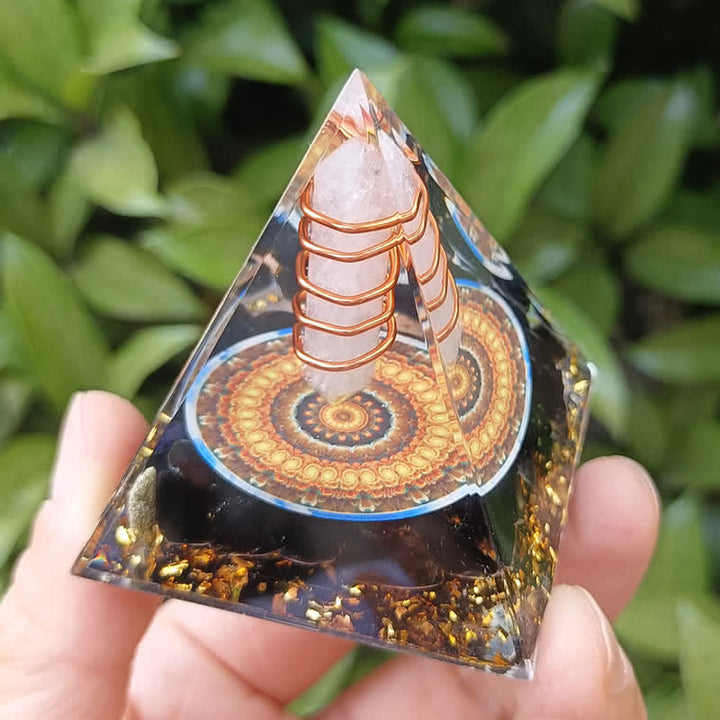 Pyramide d'orgone en obsidienne cristal clair à prisme hexagonal énergétique Olivenorma