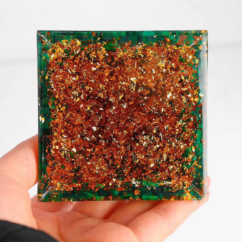 Pyramide d'orgone en malachite et cuivre Olivenorma