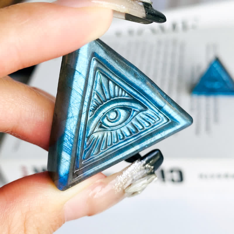 Décoration triangulaire sculptée en labradorite naturelle contre le mauvais œil Olivenorma
