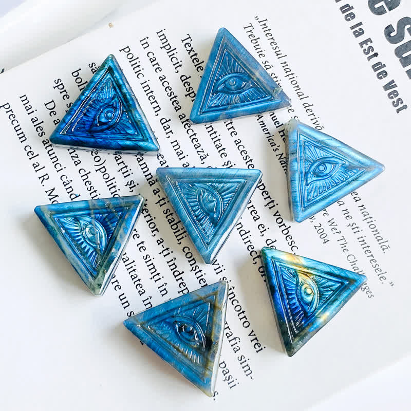 Décoration triangulaire sculptée en labradorite naturelle contre le mauvais œil Olivenorma