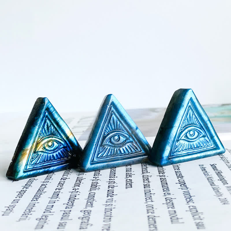 Décoration triangulaire sculptée en labradorite naturelle contre le mauvais œil Olivenorma