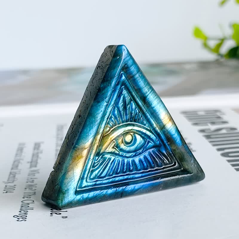 Décoration triangulaire sculptée en labradorite naturelle contre le mauvais œil Olivenorma