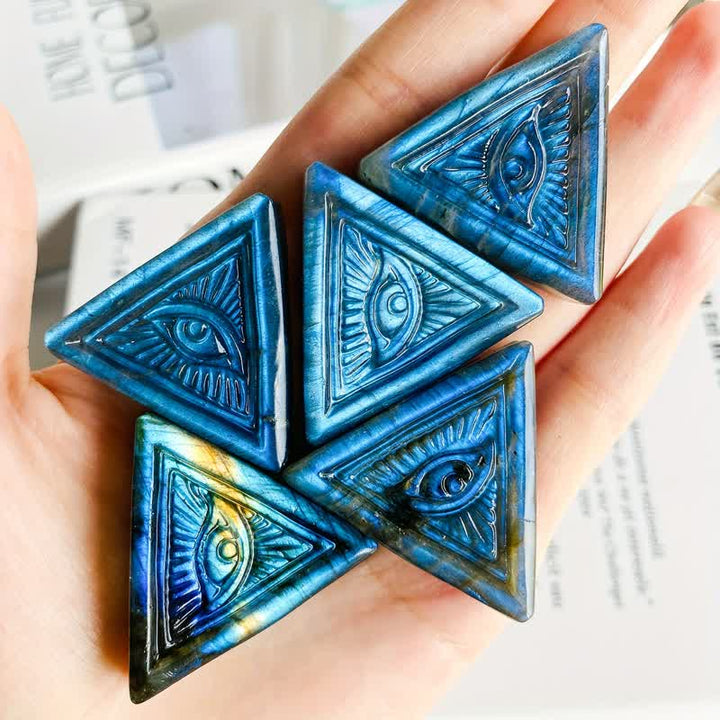 Décoration triangulaire sculptée en labradorite naturelle contre le mauvais œil Olivenorma