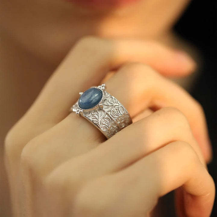 Bague large en aventurine bleue ovale sculptée avec fleur Olivenorma
