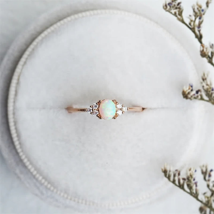 Bague simple ovale en zircon blanc opale Olivenorma