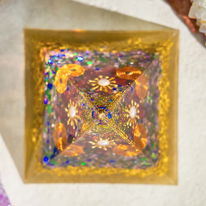 Pyramide orgonite en tourmaline perlée Olivenorma de 8 cm
