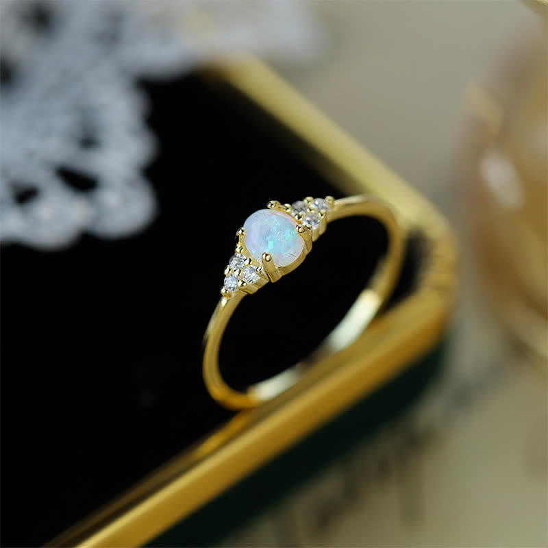 Olivenorma en argent et opale blanche avec zircon blanc de forme simple