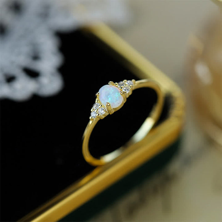 Olivenorma en argent et opale blanche avec zircon blanc de forme simple