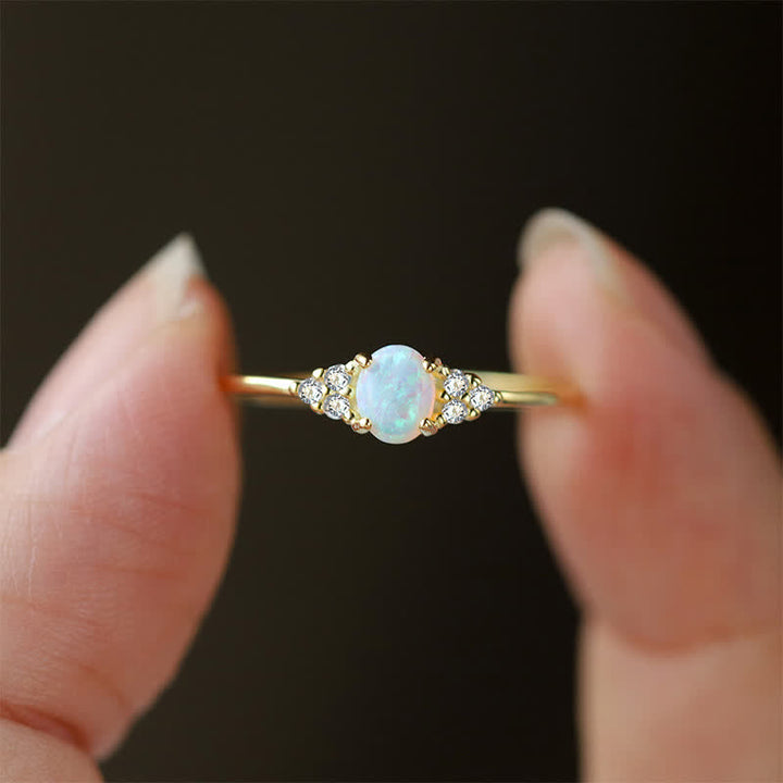 Olivenorma en argent et opale blanche avec zircon blanc de forme simple