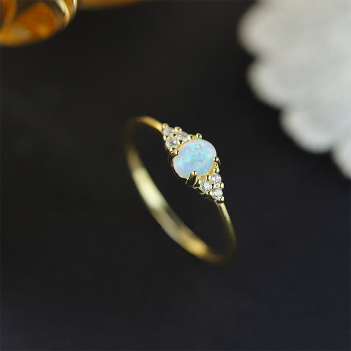 Olivenorma en argent et opale blanche avec zircon blanc de forme simple