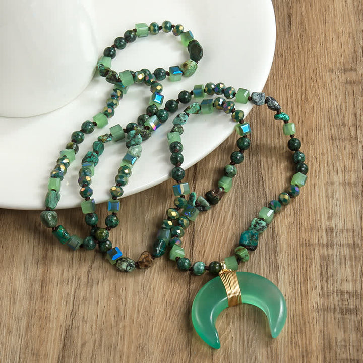 Collier avec pendentif croissant de corne de bœuf en perles de cristal naturel Olivenorma