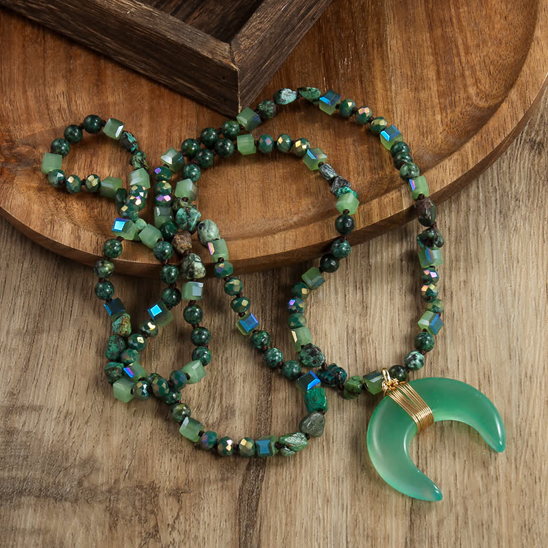 Collier avec pendentif croissant de corne de bœuf en perles de cristal naturel Olivenorma