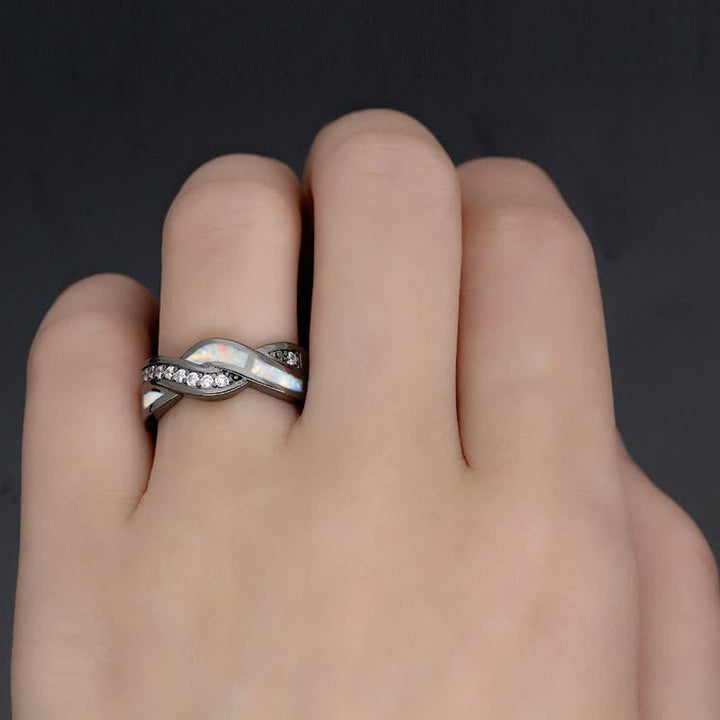 Bague Olivenorma en or noir et opale bleue ondulée avec zircon
