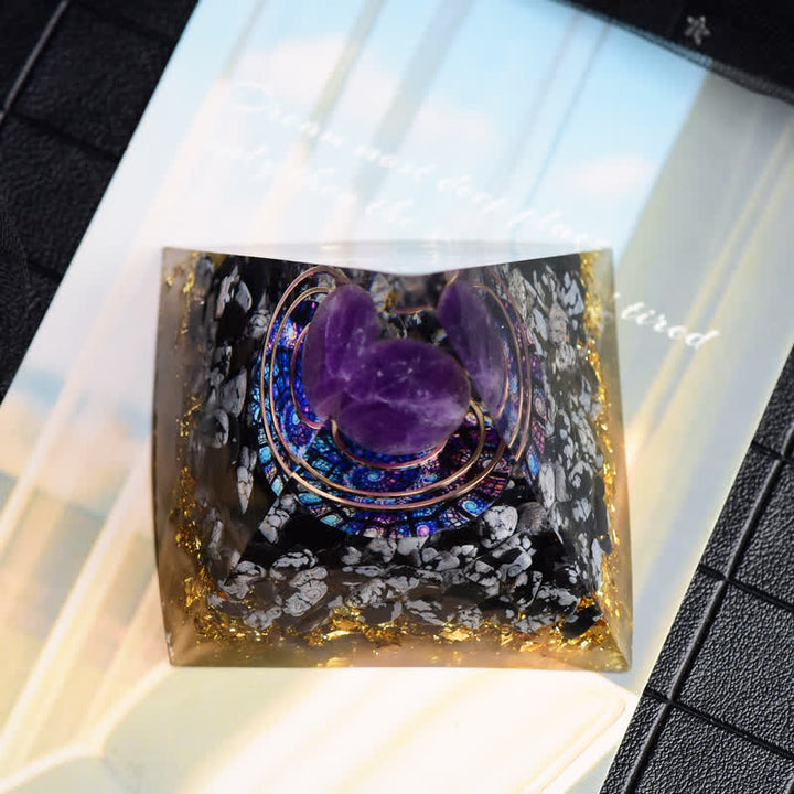 Pyramide d'orgone en boule d'améthyste et d'obsidienne flocon de neige Olivenorma