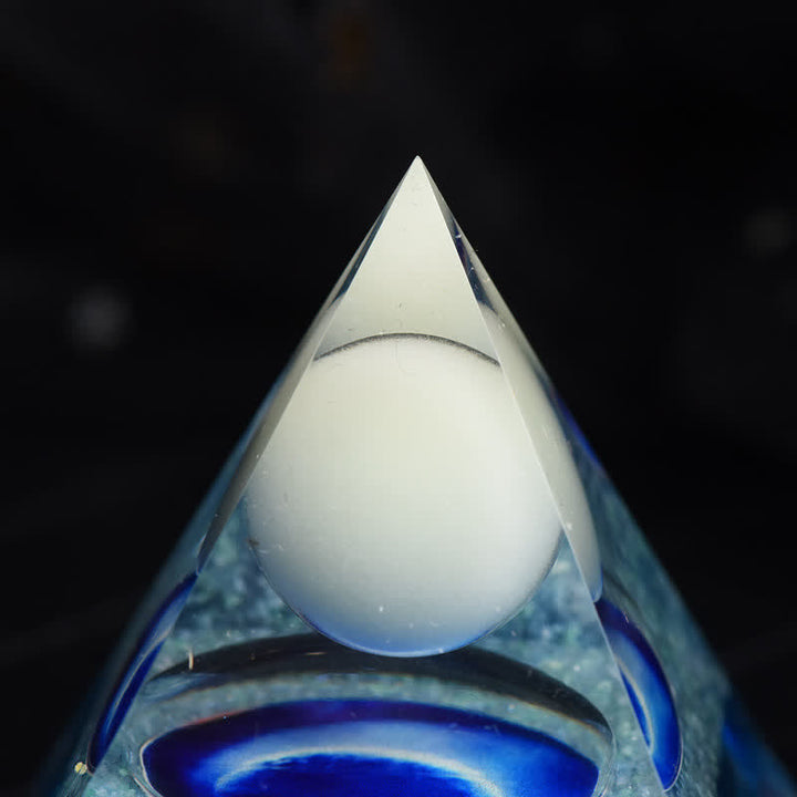 Pyramide d'orgone en opalite et verre bleu Olivenorma