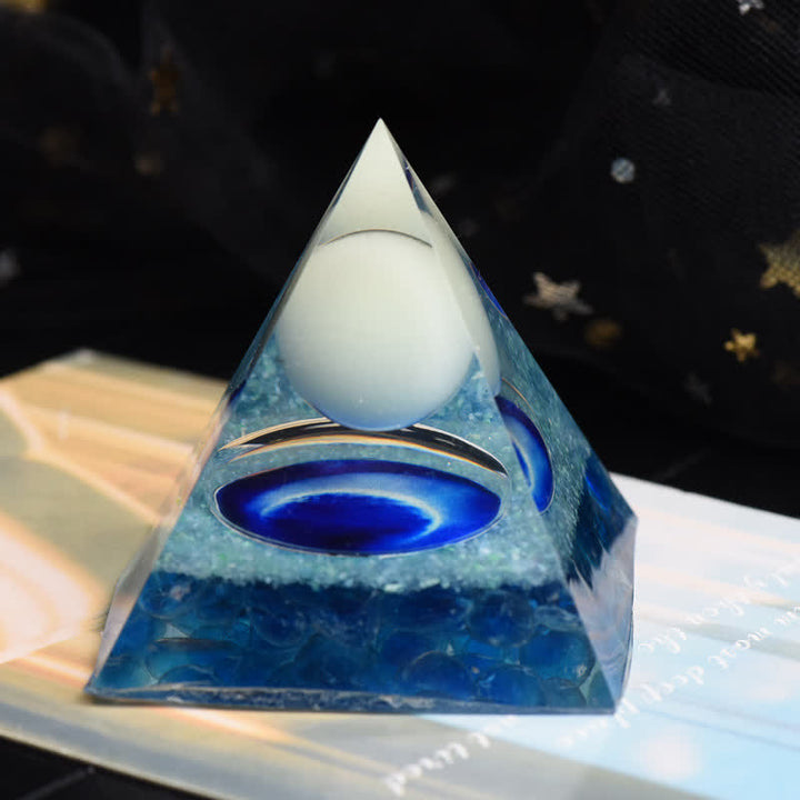 Pyramide d'orgone en opalite et verre bleu Olivenorma