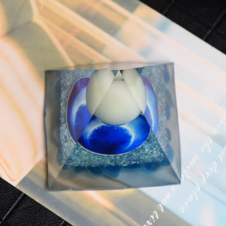 Pyramide d'orgone en opalite et verre bleu Olivenorma