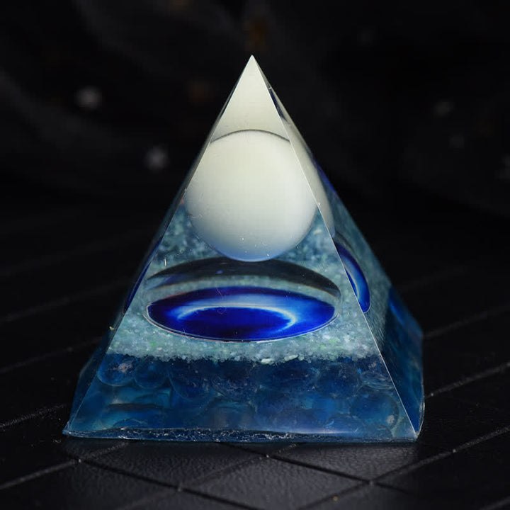 Pyramide d'orgone en opalite et verre bleu Olivenorma