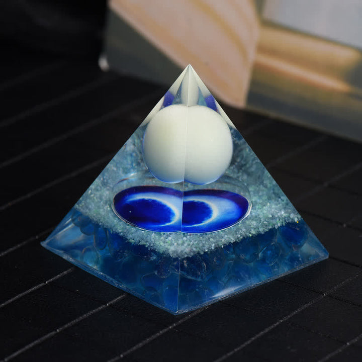 Pyramide d'orgone en opalite et verre bleu Olivenorma