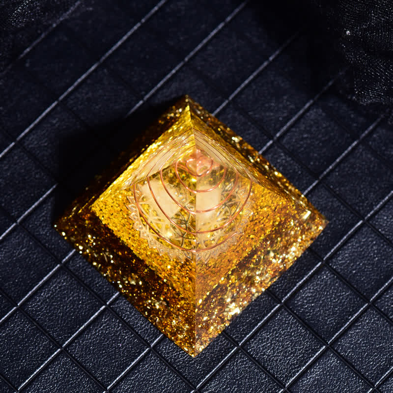 Pyramide d'orgone en malachite cristalline transparente Olivenorma
