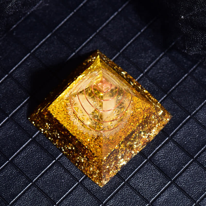 Pyramide d'orgone en malachite cristalline transparente Olivenorma
