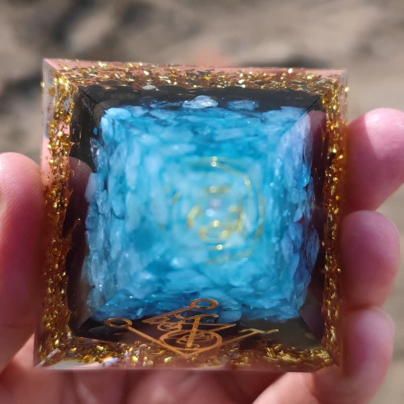 Pyramide d'orgone en obsidienne aigue-marine naturelle Olivenorma