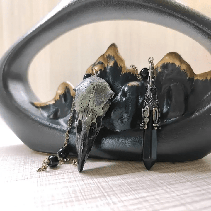 Figurine de crâne de corbeau viking Olivenorma Pendule en obsidienne naturelle