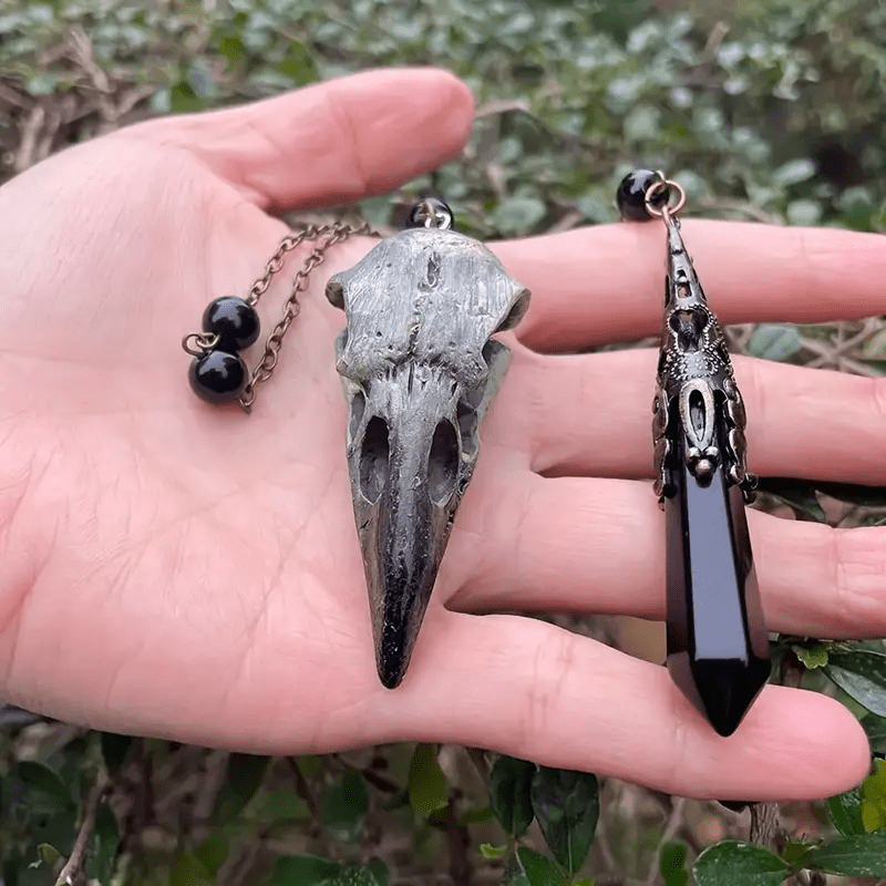Figurine de crâne de corbeau viking Olivenorma Pendule en obsidienne naturelle