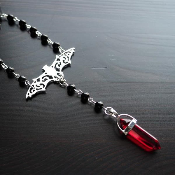 Collier divinatoire en cristal hexagonal énergétique gothique Olivenorma