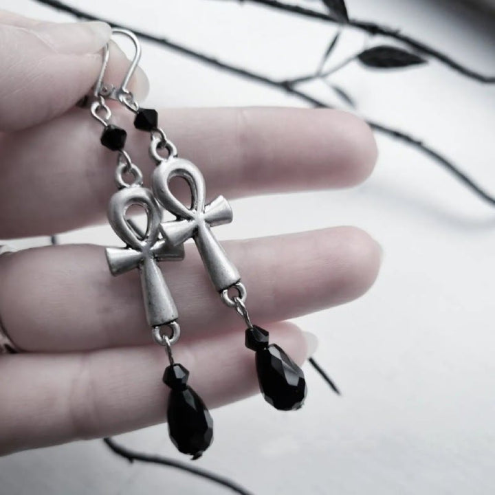Boucles d'oreilles à breloques en forme de croix Ankh en obsidienne Olivenorma