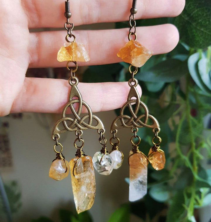 Boucles d'oreilles pendantes en citrine brute avec nœud mystérieux de la Trinité d'Olivenorma