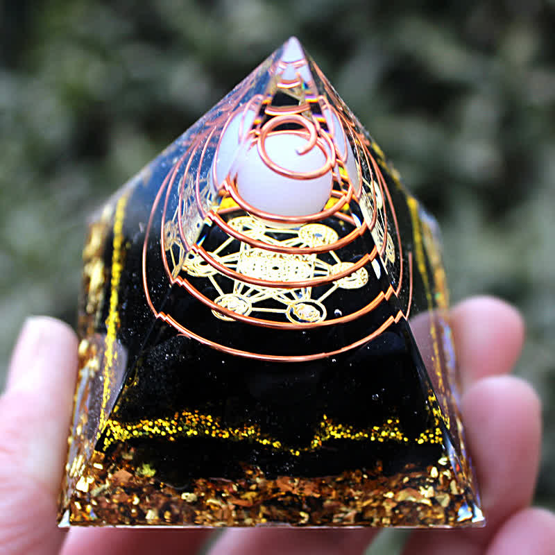 Pyramide orgonite en obsidienne de jade blanc Olivenorma de 6 cm