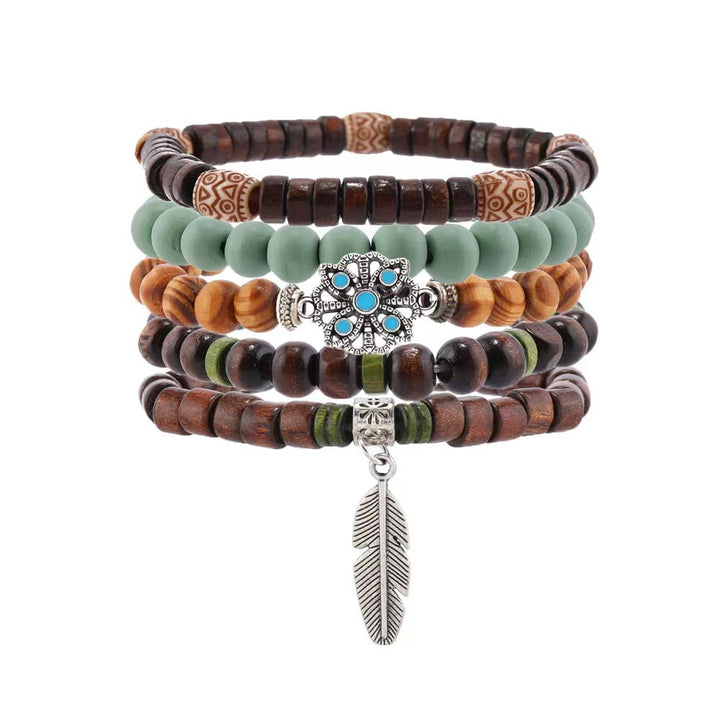 Bracelets empilables en perles de bois et breloques en plumes de Bohème Olivenorma