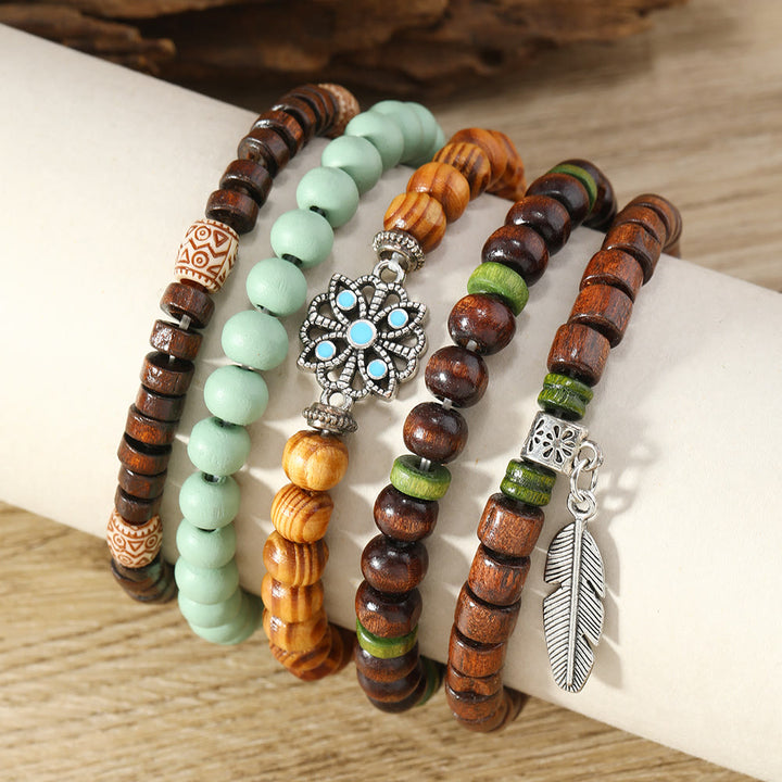 Bracelets empilables en perles de bois et breloques en plumes de Bohème Olivenorma