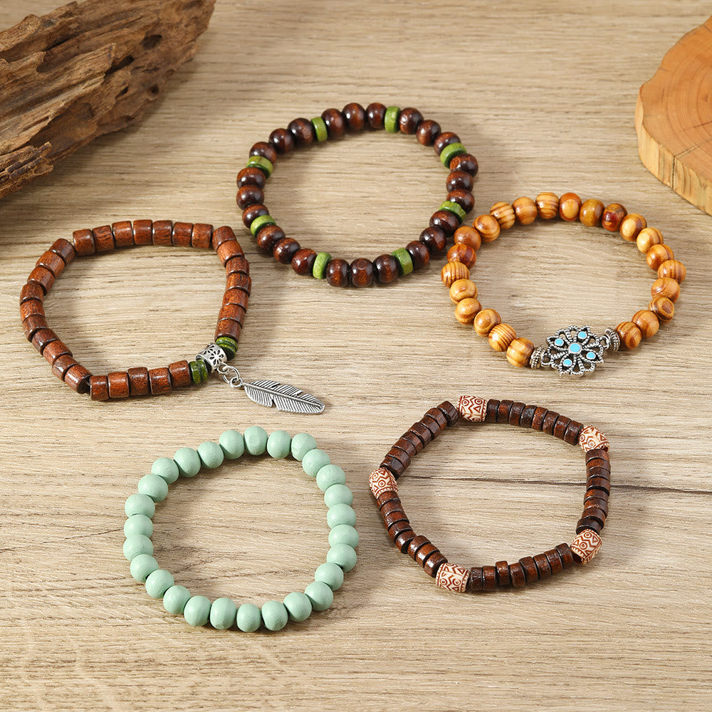 Bracelets empilables en perles de bois et breloques en plumes de Bohème Olivenorma