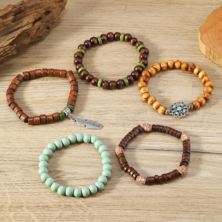 Bracelets empilables en perles de bois et breloques en plumes de Bohème Olivenorma