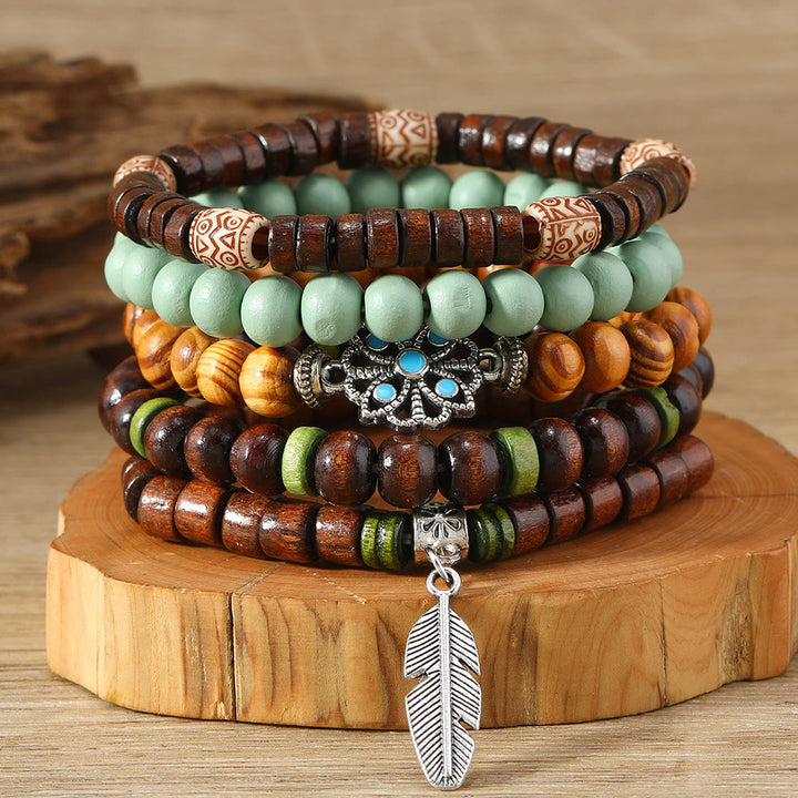 Bracelets empilables en perles de bois et breloques en plumes de Bohème Olivenorma