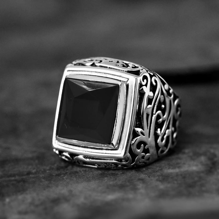 Bague en onyx noir à facettes avec arbre de vie gravé Olivenorma