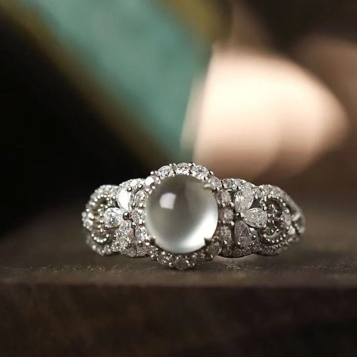 Bague solitaire élégante incrustée de pierre de lune grise Olivenorma