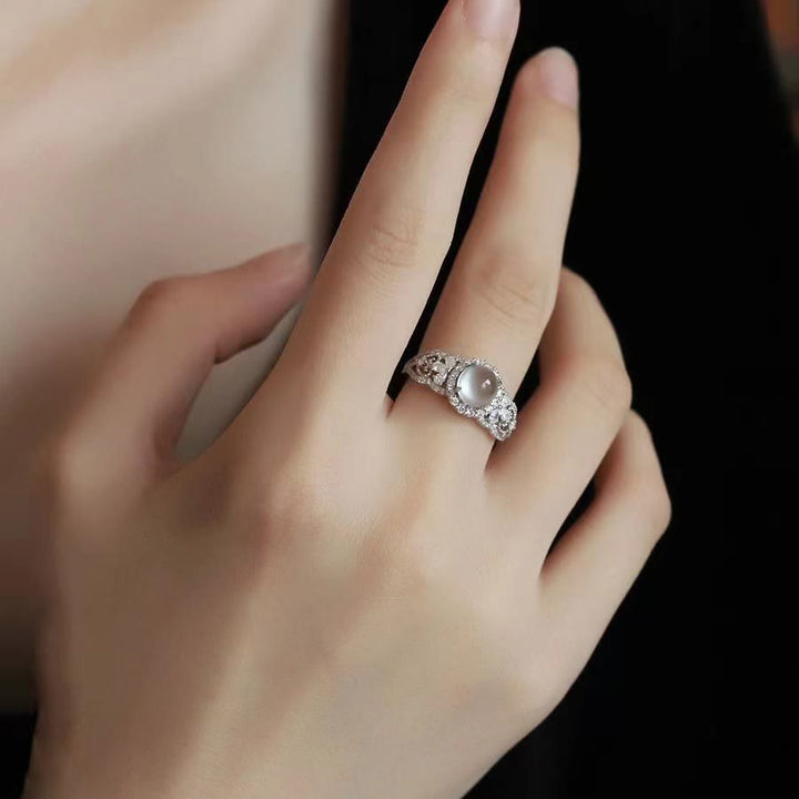 Bague solitaire élégante incrustée de pierre de lune grise Olivenorma