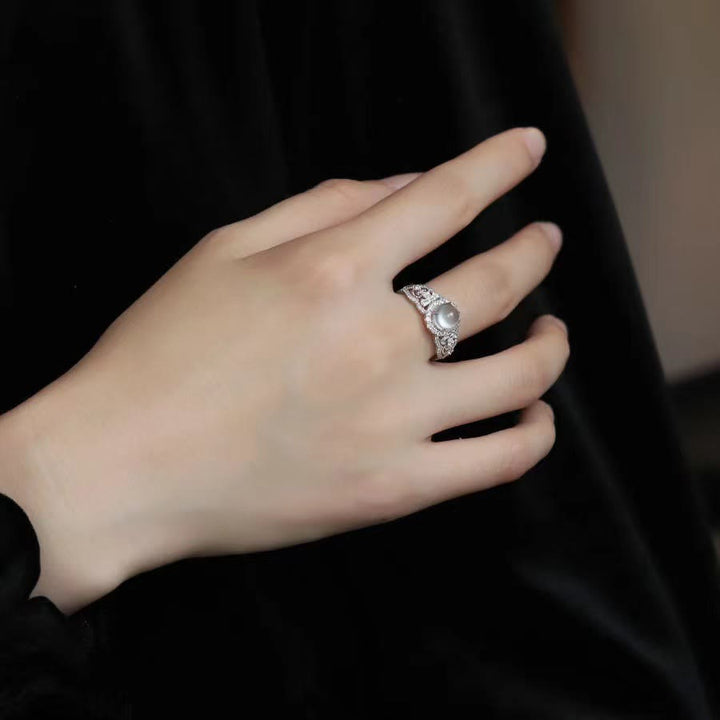 Bague solitaire élégante incrustée de pierre de lune grise Olivenorma