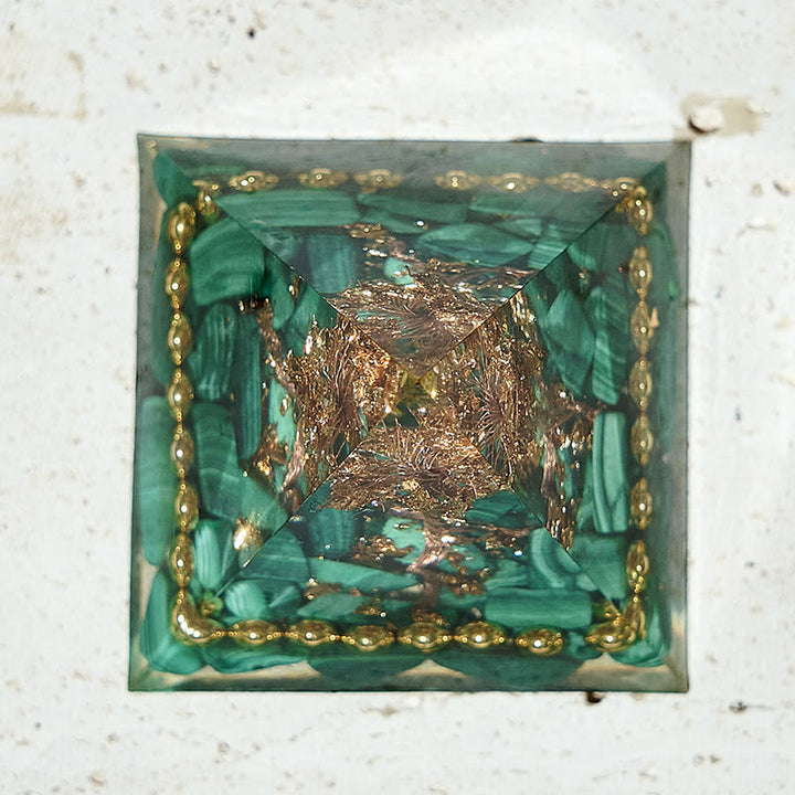 Pyramide d'orgone de guérison et d'équilibrage des chakras en malachite naturelle Olivenorma