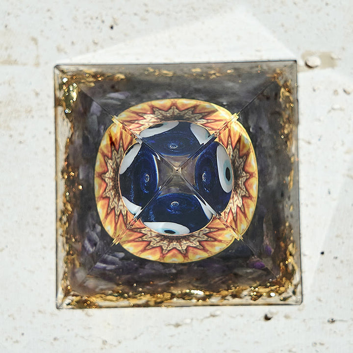 Pyramide d'orgone en cristal fait main contre le mauvais œil en améthyste Olivenorma
