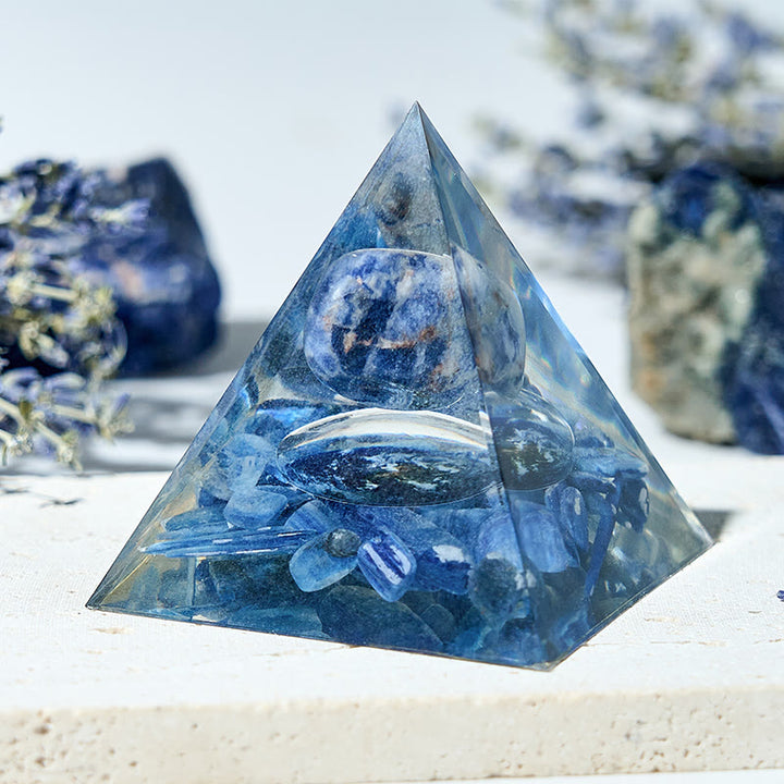 Pyramide d'orgone en sodalite et cyanite véritable Olivenorma