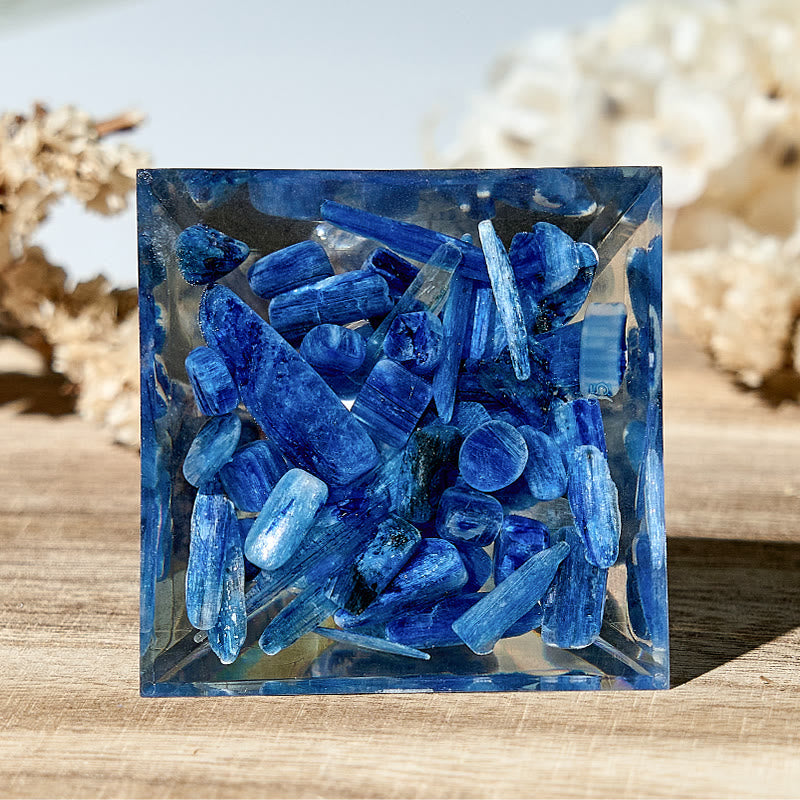 Pyramide d'orgone en sodalite et cyanite véritable Olivenorma