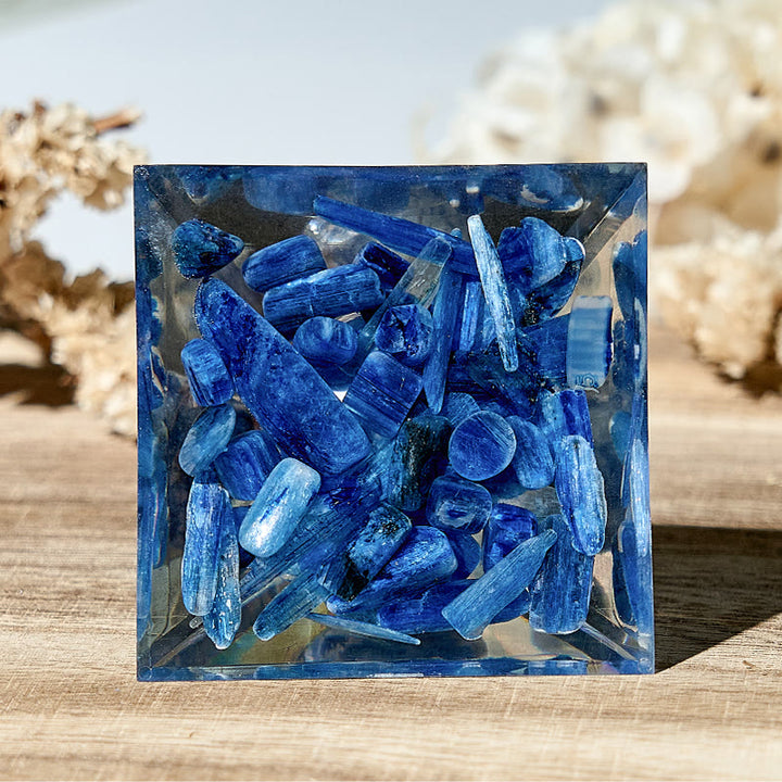 Pyramide d'orgone en sodalite et cyanite véritable Olivenorma