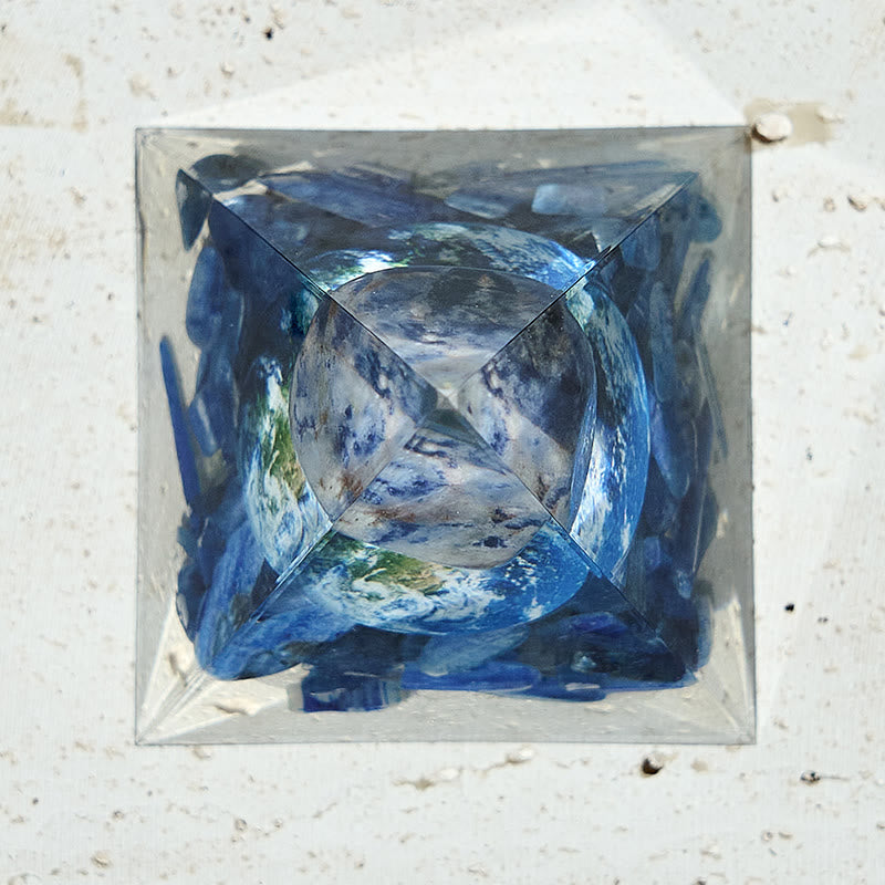 Pyramide d'orgone en sodalite et cyanite véritable Olivenorma