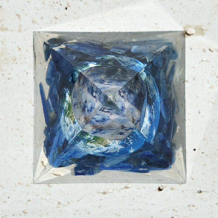 Pyramide d'orgone en sodalite et cyanite véritable Olivenorma