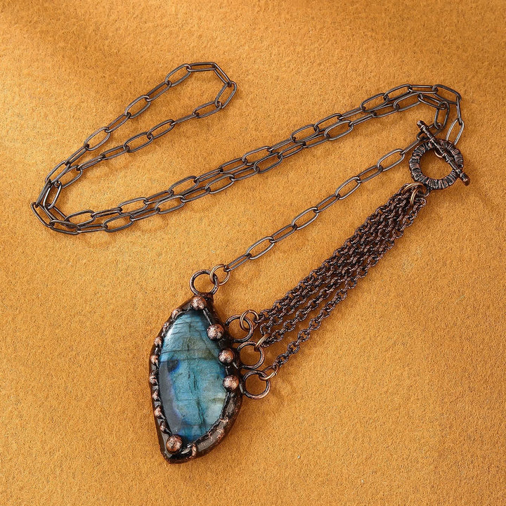 Collier pendentif en labradorite naturelle de forme aléatoire Olivenorma