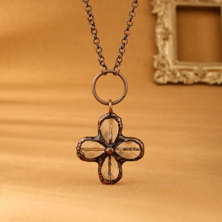 Collier avec pendentif en cristal transparent naturel en forme de trèfle Olivenorma